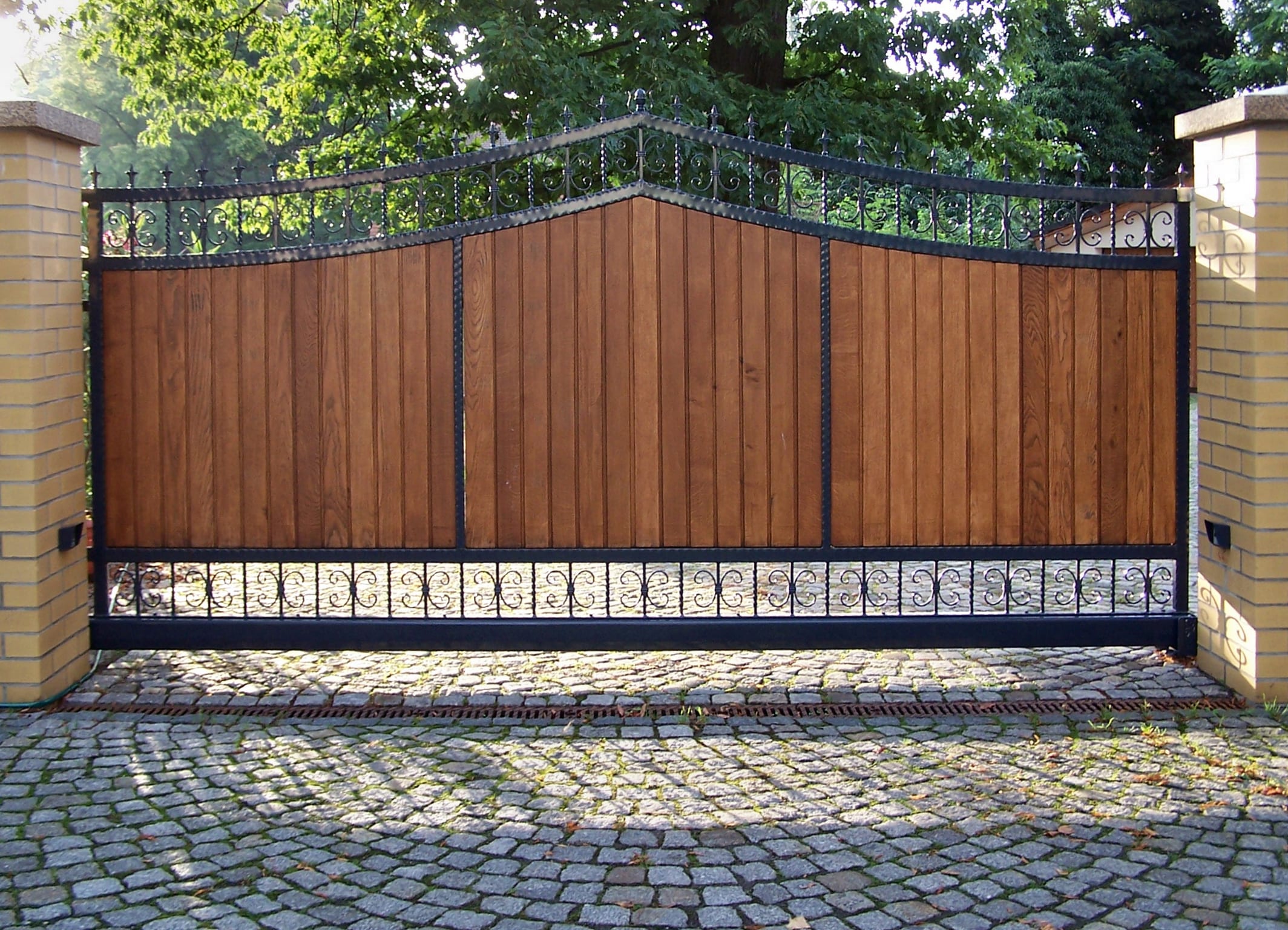 in fill metal wooden gates